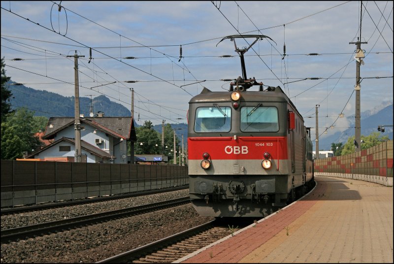 1044 103 (9181 1044 103) durchfhrt mit ihrem markanten Lftergerusch den Bahnhof Kundl Richtung Wrgl Terminal Nord. (05.07.2008)
