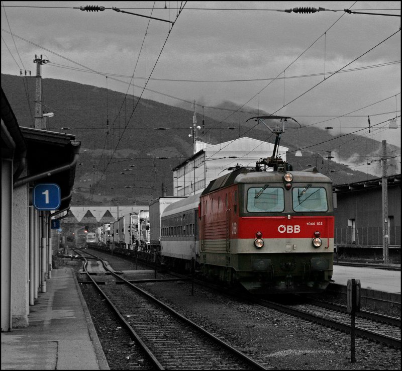1044 103 bringt eine RoLa vom Terminal Brennersee zurck nach Wrgl. (07.07.2008)
