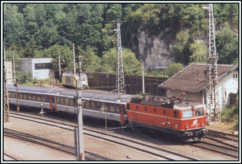 1044 103 luft am Zugschluss des BB EuroCity 163  Transalpin  von Bludenz nach Wien West mit. Aufgenommen im Bahnhof Kufstein.