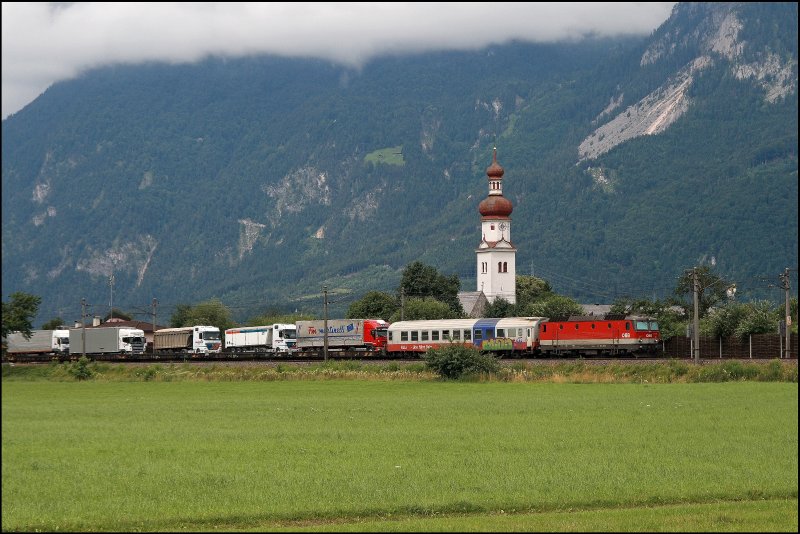 1044 103 schiebt am Zugschluss die Rola von Wrgl zum Brennersee. Aufgenommen im schnen Inntal bei Radfeld. (04.07.2008)