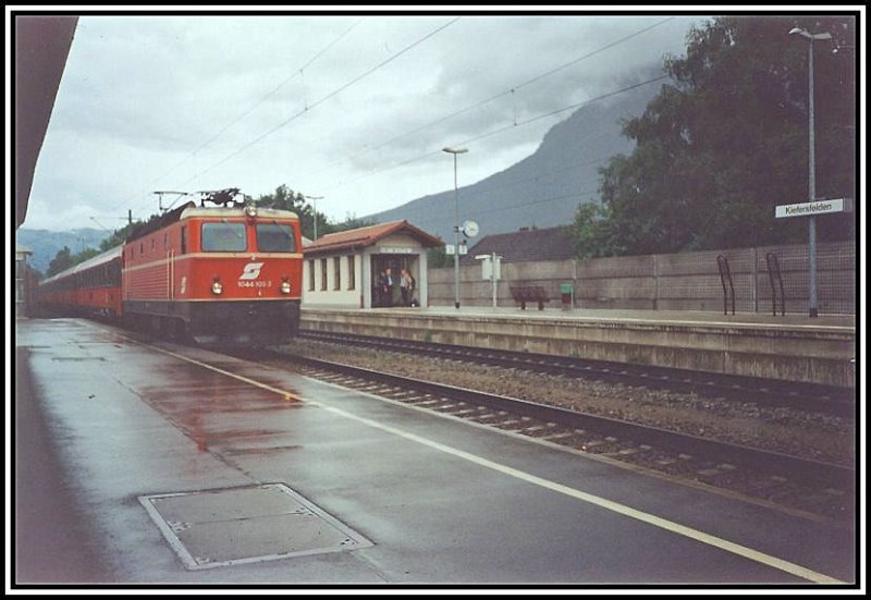 1044 105 fhrt im Herbst 2000 mit einem EuroCity von Wien West Richtung Innsbruck.
