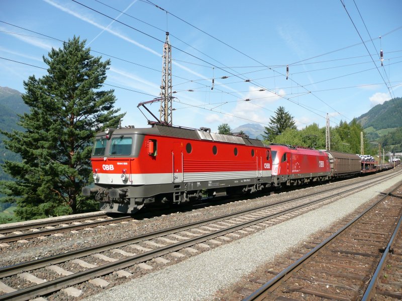 1044-106 hilft einer 1216 ber den Tauern. Fotografiert am 29.8.08 im Bahnhof Penk.