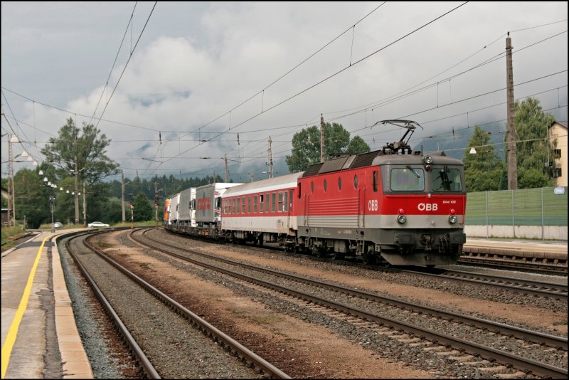 1044 108 (9181 1044 108-9)  heult  am Zugschluss einer RoLa durch das Inntal zum Brennersee.  (08.07.2008)
