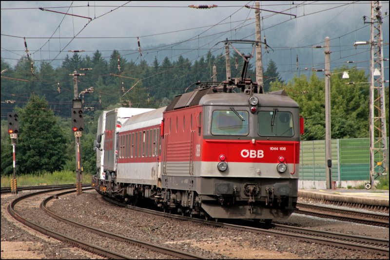 1044 108 (9181 1044 108-9)  heult  am Zugschluss einer RoLa durch das Inntal zum Brennersee.  (08.07.2008)
