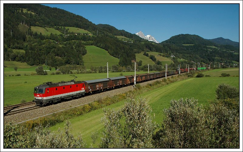 1044 108 fuhr am 13.9.2007 mit dem 55654 am  Gegengleis . Die Aufnahme entstand zwischen Trieben und Rottenmann in der Obersteiermark.
