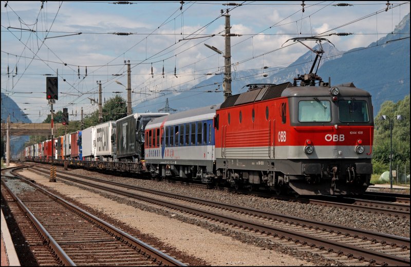1044 108 rollt im super Pflegezustand am Zugschluss der RoLa durch das Inntal. Vor der Lok ist schon ein neuer Liegewagen der kombi eingereiht. (05.07.2008)
