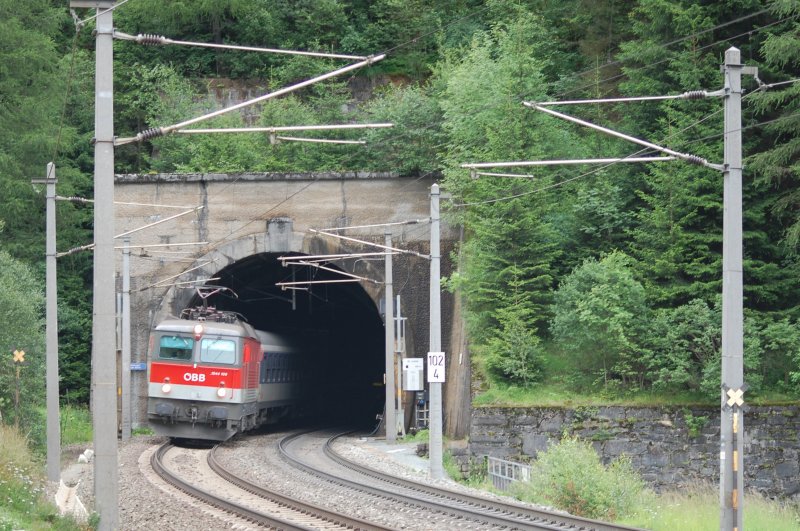 1044 109 rollt mit einer RoLa untersttzt von der Bremsloks 1216 003 den Brenner hinunter, kurz vor St. Jodok. 27.6.2009