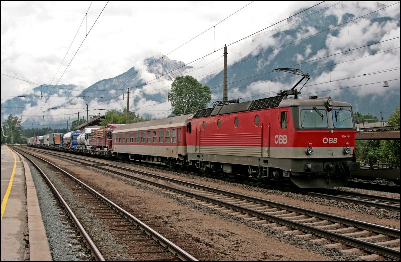 1044 110 (9181 1044 110-5) ist mit den RoLa´s zwischen Wrgl und Brennersee beschftigt und wird am 08.07.2008 in Brixlegg auf den Chip gebannt.
