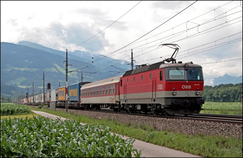 1044 110 (9181 1044 110-5) bringt eine RoLa vom Terminal Brennersee zurck nach Wrgl. Aufgenommen bei Schwaz am 08.07.2008.
