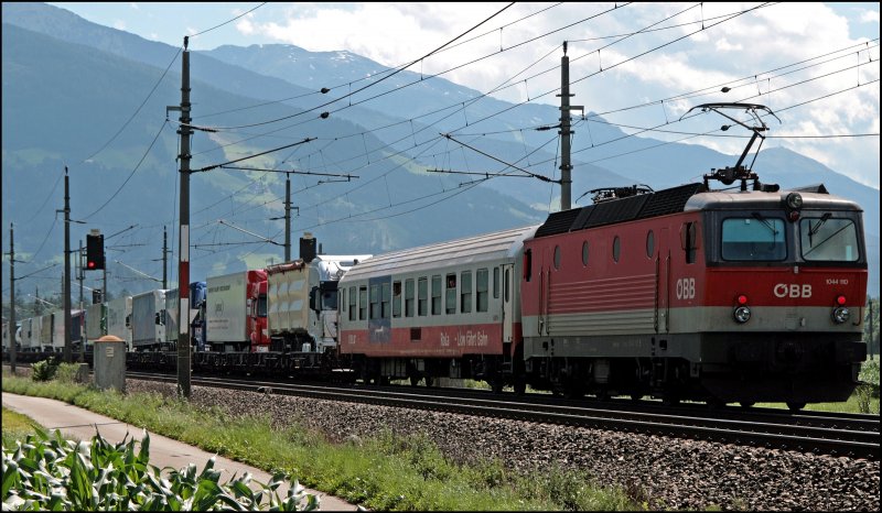 1044 110 (9181 1044 110-5) untersttzt die 1216 023 auf der Brennerrampe. Hier im Inntal bei Schwaz ist ihre Untersttzung noch nicht notwendig. (08.07.2008)

