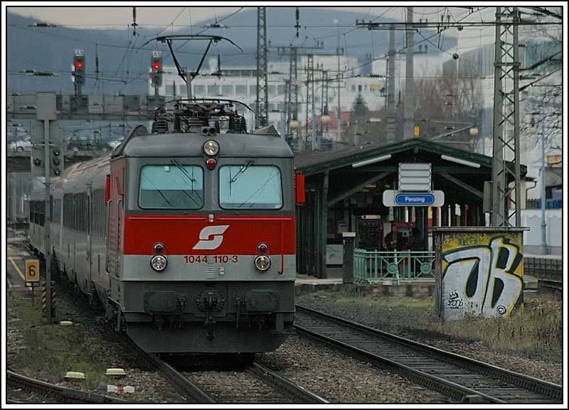 1044 110 bespannte am 9.12.2006 den IC 545  Albertina  von Salzburg nach Wien Westbahnhof. Die Aufnahme zeigt den Zug bei der Durchfahrt in Wien-Penzing. 