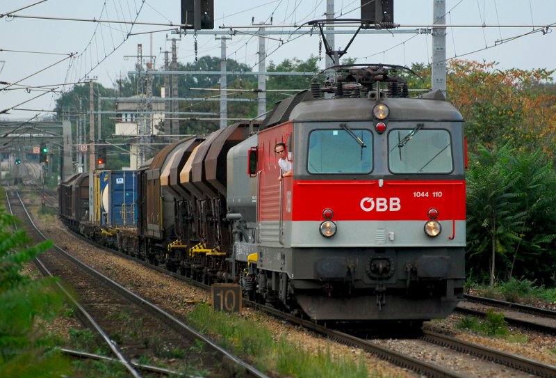1044 110 unterwegs Richtung Wien Zentralverschiebebahnhof kurz vor Wien Haidestrae am 01.09.2008.