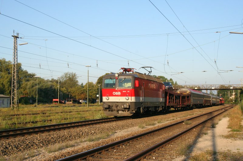1044 111 mit dem ber Deutschland umgeleiteten D15464 in Lindau-Reutin.