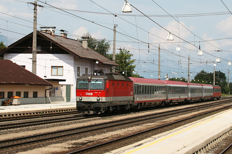 1044 111 mit einem unbekannten Zug am 08.08.2009 in Brixlegg.