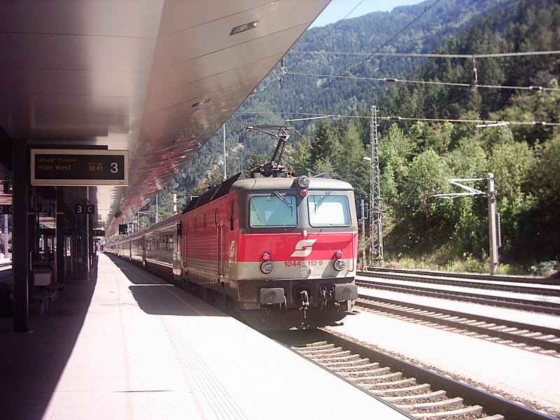 1044 112 am 23.8.2006 als Schublok des OEC Transalpin in Landeck.