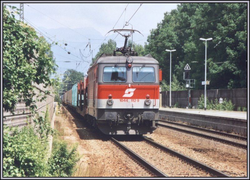 1044 112 duchfhrt mit einem Gterzug fr Italien, den Bahnhof Kiefersfelden.