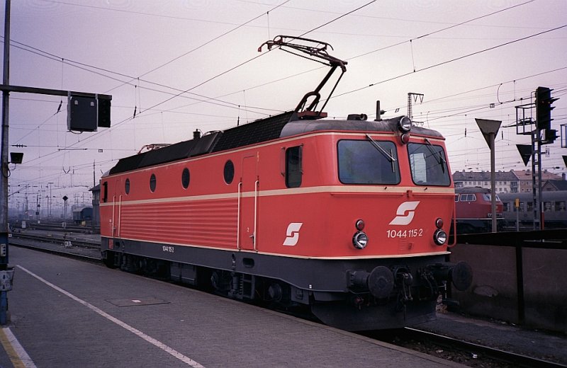 1044 115-2 Nrnberg Hbf Februar 1989.