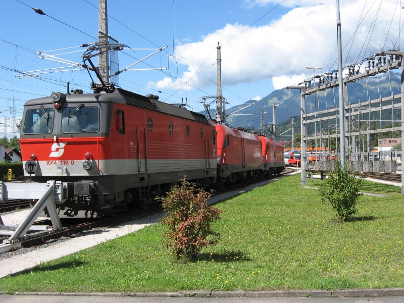 1044 116 und dahinter zwei Taurusse am Abstellgleis in Bludenz, am 31.8.2006.