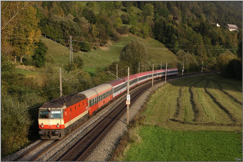 1044 117 im Schachbrettdesign fhrt mit IC 535  Krnten wasser.reich  von Wien Sd nach Villach.
Thalheim 6.10.2009