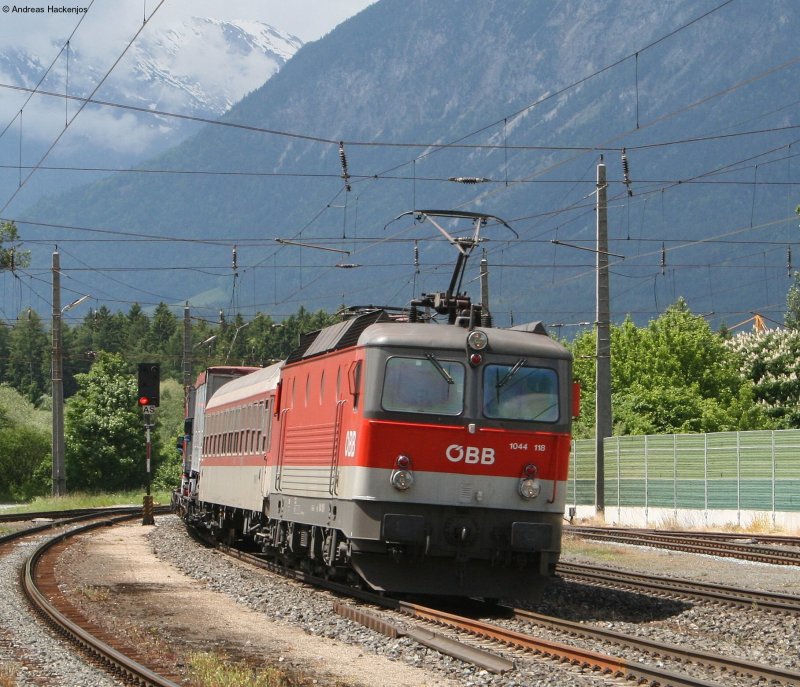 1044 118-6 und 1216 240-0(Zugschluss) mit einer RoLa gen W�rgl bei der Durchfahrt Brixlegg 23.5.08