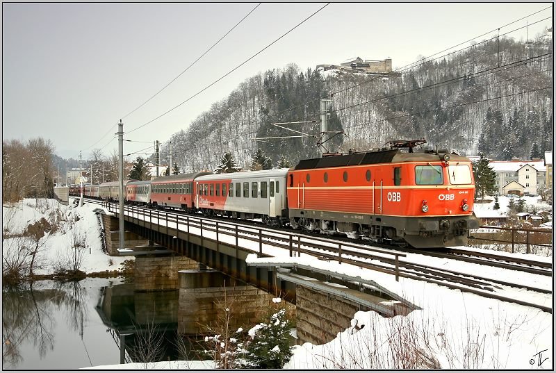 1044 119 fhrt mit Semesterzug D 15731 von Wien Sd nach Villach.
Hier befhrt der Zug gerade die Mrzbrcke in Kapfenberg, mit der Burg Oberkapfenberg im Hintergrund.
31.01.2009