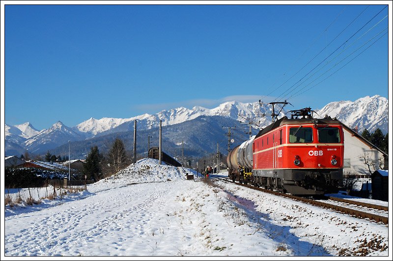 1044 119 mit dem letzten von vier Verschubgterzgen (76634)zwischen Leoben-Trofaiach-Leoben am 27.11.2008 bei Verschubarbeiten im Bahnhof Trofaiach. Im Hintergrund sind die schn verschneiten Eisenerzer Alpen zu sehen.
