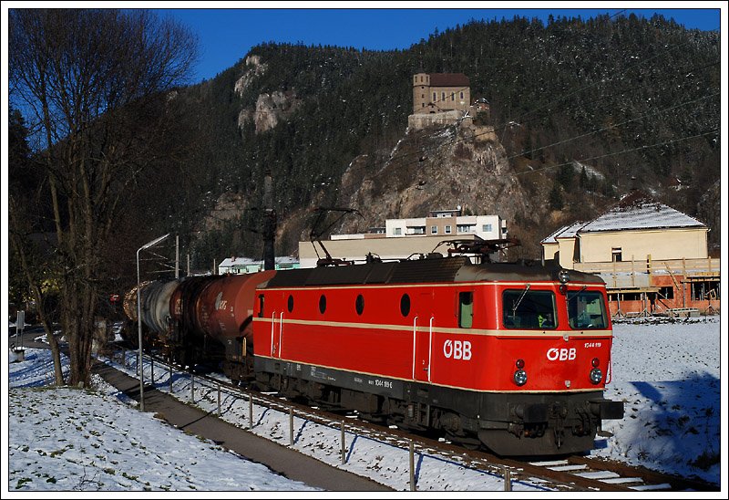 1044 119 mit dem letzten von vier Verschubgterzgen (VG 76634) von Trofaiach nach Leoben, aufgenommen am 27.11.2008 in der Haltestelle St.Peter/Freienstein.
