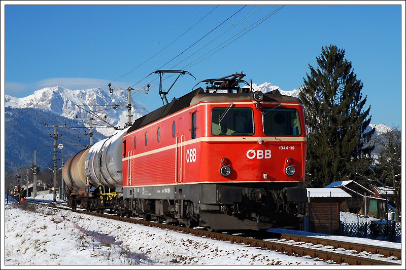 1044 119 mit dem letzten von vier Verschubgterzgen (VG 76634) von Trofaiach nach Leoben, aufgenommen bei Verschubarbeiten in Trofaiach am 27.11.2008.