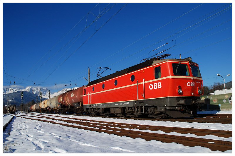 1044 119 mit dem letzten von vier Verschubgterzgen (VG 76634) von Trofaiach nach Leoben, aufgenommen bei Verschubarbeiten in Trofaiach am 27.11.2008.
