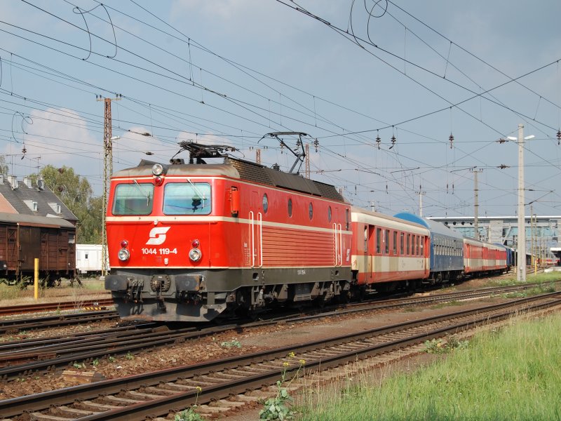 1044 119 mit EZ 5924  Donau am 15.09.2007 bei der 
Ausfahrt in Wels.