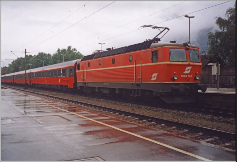 1044 119 rollt am Zugschluss eines EuroCitys von Bludenz Richtung Wien mit. Aufgenommen im Sommer 2000 whrend eines Regenschauers im Bahnhof Kiefersfelden.