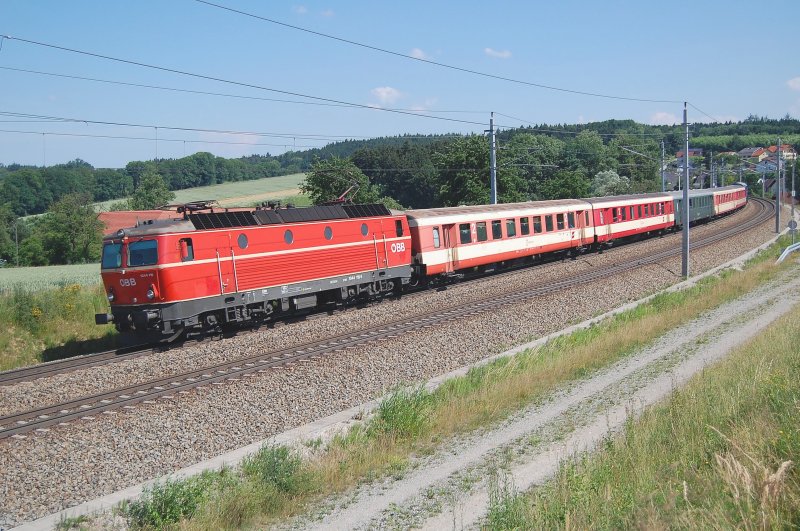 1044 119 war am 21.06.2008 eingeteilt den
EZ 5924  Donau  von Linz nach Passau zu bringen.
Das Bild entstand zwischen Wels und Haiding
in der Ortschaft Katzbach.
