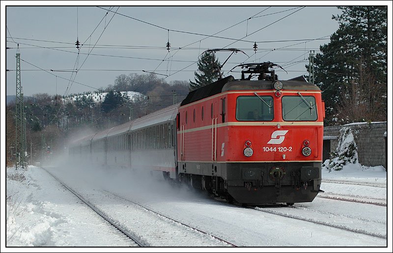 1044 120 am 17.11.2007 mit dem OIC 642  Hotel Ibis  von Wien West nach Salzburg bei der Durchfahrt in Tullnerbach-Pressbaum. (Nicht gezoomte Version)