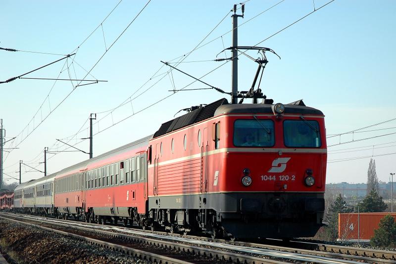 1044 120 mit einem IC im Bereich der WLB Stadion Gutheil Schoder Gasse am 3.4.2005 Richtung Wien