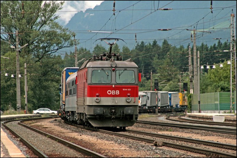 1044 121 (9181 1044 121-2) hat eine RoLa vom Brennersee am Haken und ist auf dem Weg nach Wrgl. Hinter der Lok hngt schon ein neuer Liegewagen der kombi. (08.07.2008)
