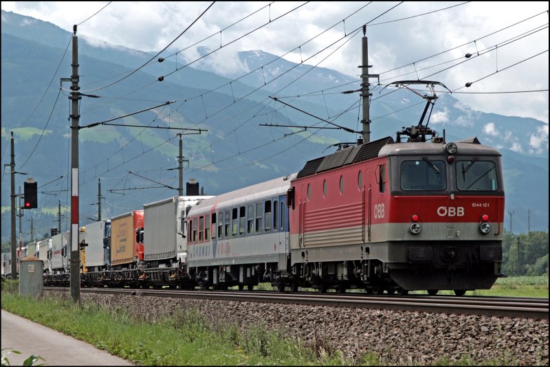 1044 121 (9181 1044 121-2) hngt am Zugschluss einer RoLa und ist zum Brennersee unterwegs. Die Fahrer haben whend der Fahrt in einen der neuen Liegewagen der kombi platzgenommen. (08.07.2008)
