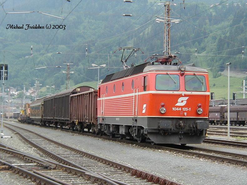 1044 125-1 wartet mit einem Gterzug am 07.Juni 2003 im Bahnhof Selzthal auf die Ausfahrt