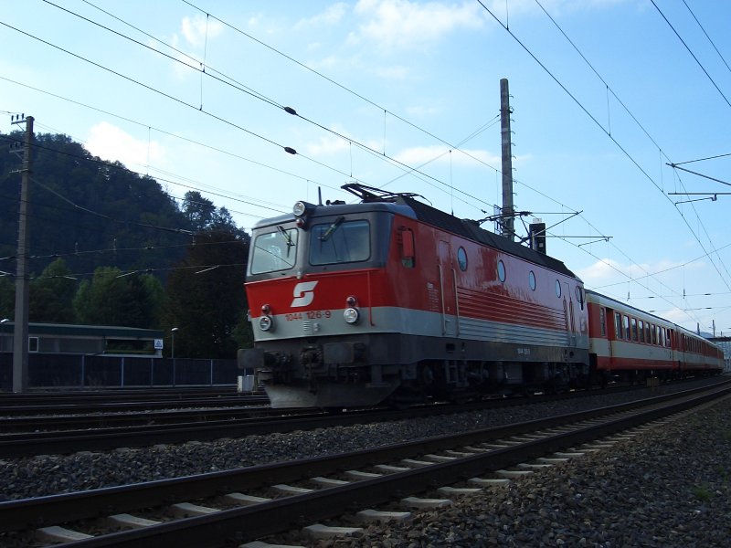 1044-126-9 mit einem Sprinter kurz vor Salzburg-Parsch. 8.9.2006