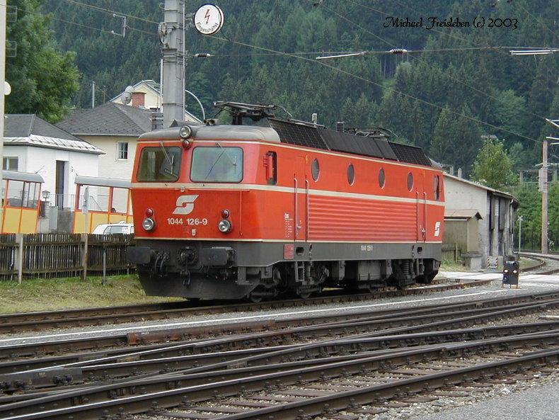 1044 126-9 wartet am 07.Juni 2003 im Bahnhof Selzthal auf den nchsten Einsatz