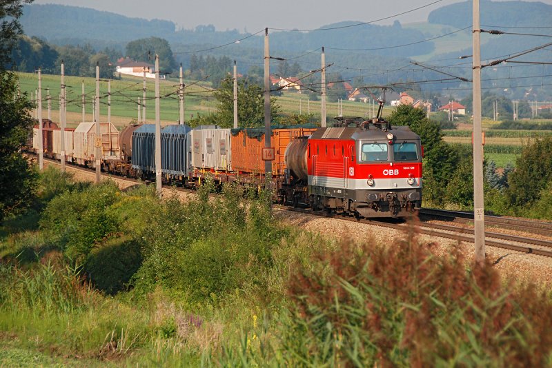 1044 126 mit einem Gterzug Richtung Wien. Neulengbach, am 15.08.2009.