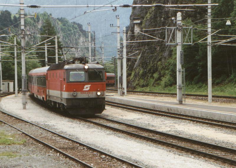 1044 214-3 Im Bahnhof Imst Juli 2001