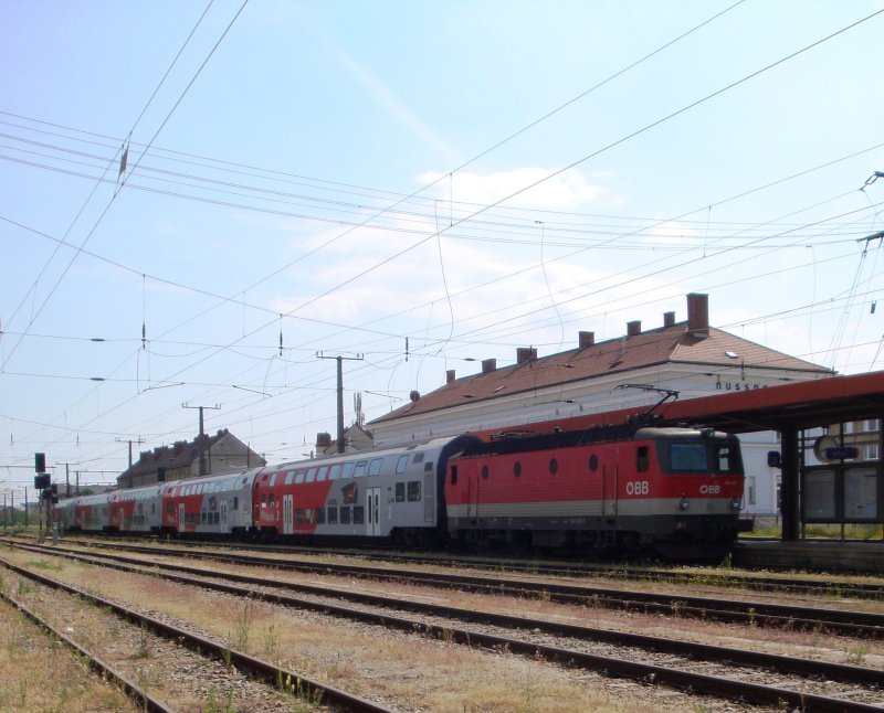 1044 220-1 schiebt mit R 2181 fnf Dosto-Wagen durch den Bahnhof Wien-Nudorf. (9.5.09)