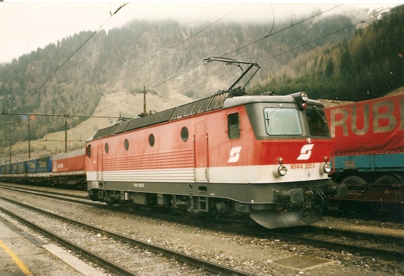 1044 222 im Mai 1998 im Brennerbahnhof.