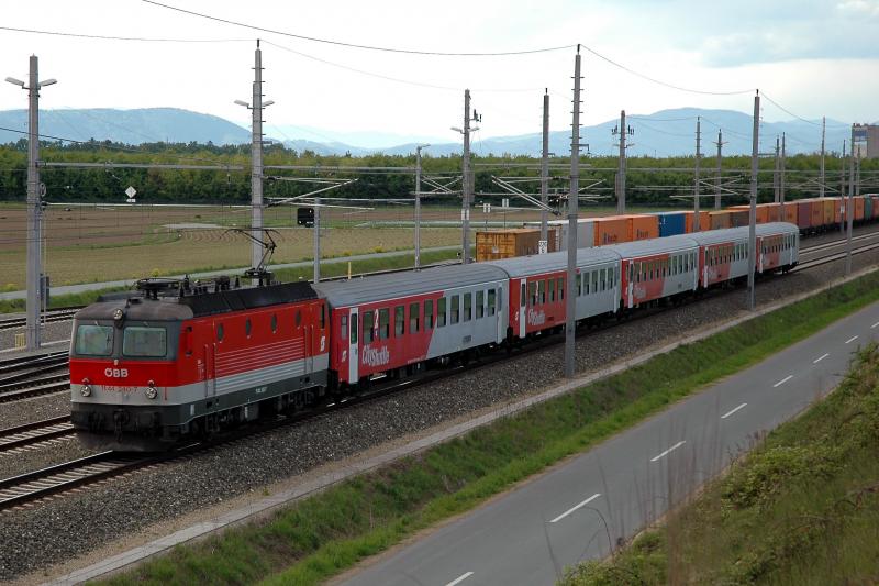 1044 240 zieht eine CityShuttle Garnitur von Graz Richtung Spielfeld am 11.5.2005