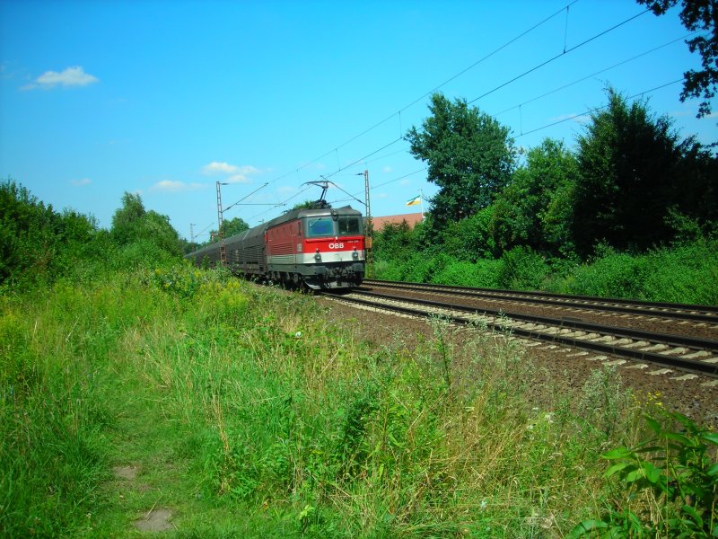 1044 246 mit einem Gterzug in Limmer