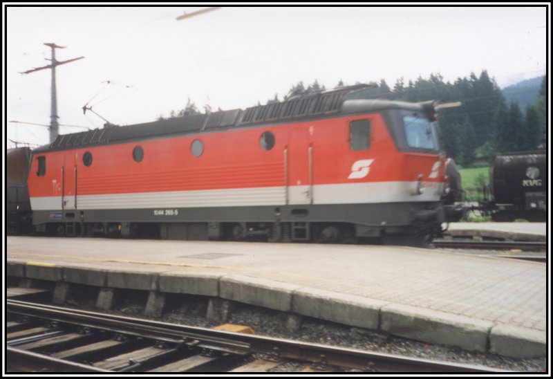 1044 255 durchfhrt mit einem Gterzug richtung Wrgel den Bahnhof kitzbhel. Am Zugschluss schiebt eine 1142 den Zug nach. 
