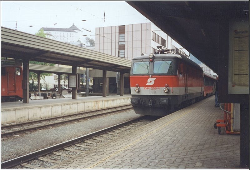 1044 256 h�lt mit einem EuroCity nach Wien Westbahnhof im Sommer 2001 in Kufstein. Im Hintergrund erkennt man die Festung Kufstein.
