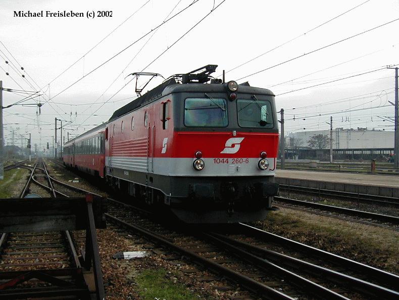 1044 260-6 mit einem IC bei der Einfahrt in den Bahnhof Htteldorf am 14-11-2002