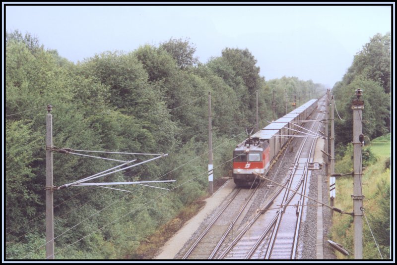 1044 261 bringt im Sommer 2004 einen Containerzug, beladen mit MEGA COMBI Container vom Arlberg richtung Wrgel/Salzburg. Aufgenommen in Kundel.