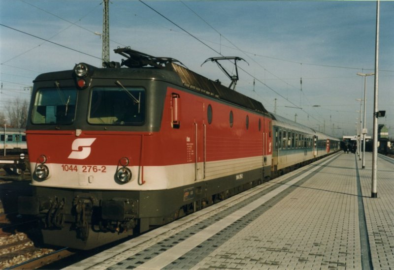 1044 276 vor einem IR Hof - Kempten im Sommer 1997 in Landshut Hbf
Eine �sterreichische Lok, die regul�r die innerdeutsche Verbindung Regensburg - M�nchen bedient.